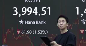 올해 국내 주식투자자 10명 중 7명은 수익을 냈다는 조사 결과가 나왔다. 사진은 18일 서울 중구 하나은행 딜링룸. /사진=뉴스1 