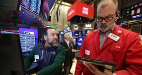 미국 증시가 18일(현지시각) 상승 마감했다. 사진은 트레이더들이 미국 뉴욕시 뉴욕증권거래소(NYSE)에서 일하는 모습. /사진=로이터