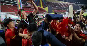 김상식 베트남 축구대표팀 감독이 베트남의 제2의 황금기를 이끌고 있다. 사진은 지난 18일(한국시각) 2025 동남아시안게임 정상에 오른 후 선수들에게 헹가레 받고 있는 김상식 감독의 모습. /사진=로이터