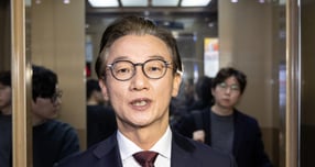 통일교 금품 수수 의혹을 받는 전재수 더불어민주당 의원이 18일 피의자 신분으로 경찰에 출석해 조사를 받는다. 사진은 지난 15일 전 의원이 경찰의 압수수색이 종료된 서울 여의도 국회의원회관 의원실을 나서며 취재진에게 입장을 밝히는 모습. /사진=뉴스