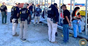 미국 조지아주 현대자동차그룹·LG에너지솔루션 합작 배터리 공장 건설 현장에서 LG엔솔 소속 직원·협력사 인력 등 한국인 근로자 수백명이 대규모로 체포·구금되는 사태가 발생했다. 사진은 미국 이민당국이 지난 9월4일(현지시각) 조지아주에 위치한 현대자동차그룹과 LG에너지솔루션이 공동으로 건설 중인 조지아주 브라이언 카운티 소재 전기차 배터리 공장 건설현장을 급습해 불법체류자 혐의가 있는 450여명을 체포하는 모습. /사진=뉴스