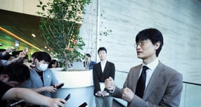 (서울=뉴스1) = 이해진 네이버 창업자 26일 경기 성남시 네이버 그린팩토리에서 열린 제26기 주주총회를 마치고 취재진 질문에 답하고 있다.  (네이버 제공. 재판매 및 DB 금지) 2025.3.26/뉴스1  Copyright © 뉴스1. All rights reserved. 무단 전재 및 재배포,  AI학습 이용 금지. /사진=(서울=뉴스1)