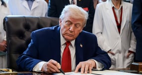 도널드 트럼프 미국 대통령이 2028년까지 미국인을 다시 달에 착륙시키겠다는 목표가 담긴 행정명령에 서명했다. 사진은 트럼프 대통령이 지난 18일(현지시각) 미국 워싱턴D.C 백악관에서 마리화나 연방 규제 완화 권고 행정명령에 서명한 모습. /사진=로이터