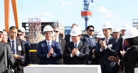 이재명 대통령(가운데 오른쪽)이 지난 8월26일 필라델피아 한화 필리조선소를 방문해 방명록에 서명한 뒤 김동관 한화그룹 부회장, 조시 샤피로 펜실베니아 주지사 등 참석자들과 박수 치고 있다. /사진=뉴시스