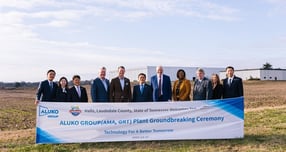 알루코 그룹이 미국 내 알루미늄 생산 확대에 속도를 내고 있다. 사진은 박도봉 알루코 회장(가운데)이 지난 17일 오전 10시(현지시간) 미국 테네시주 로더데일 카운티 현지 공장에서 맥 호터 주정부 부지사, 게인스 모리스 로더데일 카운티 시장 등이 참석한 가운데 기공식을 하고 기념사진을 찍는 모습. /사진=알루코      