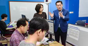 이재준 수원시장(오른쪽)이 민생회복 소비쿠폰 신청 첫날인 지난 7월21일 인계동 행정복지센터를 찾아 민원안내 창구를 점검하고 담당직원들을 격려하고 있다. /사진제공=수원시