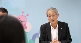 우리은행의 새희망홀씨 대출 등이 상생포용금융 우수사례로 꼽혔다. 사진은 올해 7월6일 임종룡 우리금융미래재단 이사장이 서울 명동 천주교 서울대교구청에서 열린 미성년 미혼 한부모 초청 간담회에서 수혜자의 이야기를 경청하고 있는 모습./사진=뉴스1  박지혜 기자