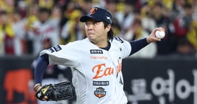 한화 이글스 김범수의 자유계약선수 계약이 장기전에 접어들 것으로 예상된다. 사진은 한화에서 활약한 김범수. /사진=뉴스