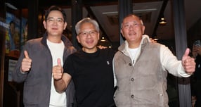 이재용 삼성전자 회장(왼쪽부터)과 젠슨 황 엔비디아 최고경영자(CEO), 정의선 현대차그룹 회장이 30일 저녁 서울 삼성동의 한 치킨집에서 '치맥' 회동을 마친 후 인사를 하고 있다. / 사진=공동취재 /사진=(서울=뉴스1) 김진환 기자