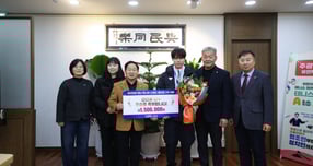 주광덕 남양주시장이 지난 18일 시장 집무실에서 2025년 ISU 주니어 스피드 월드컵 2차 대회에서 우승한 신선웅 선수에게 포상금을 전달하고 국제대회 입상 성과를 격려했다(왼쪽부터) 이형숙 문화교육국장, 신선웅 선수 모친, 주광덕 시장, 신선웅 선수, 전민호 남양주시 빙상연맹 회장, 윤성현 남양주시 체육회장). /사진제공=남양주시