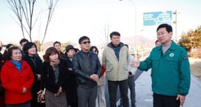 18일 이상일 용인특례시장이 처인구 이동읍 송전입구 도로확장 공사가 마무리된 현장을 점검했다. /사진제공=용인특례시