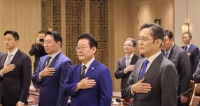 이재명 대통령이 16일 서울 용산 대통령실 청사에서 열린 한미 관세협상 후속 민관 합동회의에서 국민의례를 하고 있다. / 사진=대통령실 제공