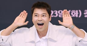 방송인 전현무가 차량 이동 중 링거를 맞는 모습이 재조명되며 '주사이모' 연루설에 휩싸이자 곧장 선을 그었다. 사진은 방송인 전현무 모습. /사진=스타뉴스