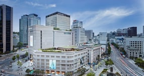 중소기업중앙회가 이달 발표한 '2025년 대규모유통업체 입점 중소기업 거래 실태조사'에서 신세계가 주요 지표 4개 부문에서 1위를 차지했다. 사진은 신세계 명동 본점 외부 전경. /사진=신세계백화점