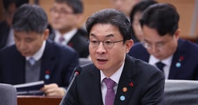 이억원 금융위원장이 국민성장펀드를 바탕으로 경제성장을 주도하겠다고 19일 밝혔다. 사진은 이날 오후 대통령 업무보고에서 발언하고 있는 이 위원장. /사진=대통령실통신사진기자단