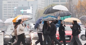 20일 전국적으로 비가 내릴 전망이며 비가 그친 뒤에는 추위가 찾아오겠다. 사진은 서울 중구 세종대로 사거리에서 우산을 쓴 시민들이 발걸음을 옮기는 모습. /사진=뉴시스