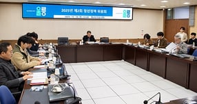 지난 18일 울릉군청 제2회의실에서  제2회 울릉군 청년정책위원회 회의가 열린 모습./사진제공=경북 울릉군