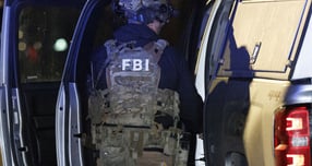 미국 로드아일랜드주 프로비던스 브라운대에서 벌어진 총기 난사 사건 용의자가 사망했다. 사진은 지난 18일(현지시각) 미국 뉴햄프셔주 세일럼 한 창고에서 FBI 요원이 용의자 발견 장소를 수사 중인 모습. /사진=로이터