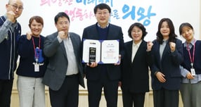 독도수호 최우수 지자체에 선정된 의왕시 관계자들이 안치권 부시장(가운데)과 자축하고 있다. /사진제공=의왕시