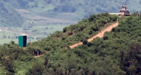 북한군이 지난달에만 군사분계선(MDL)을 10차례 침범한 것으로 확인됐다. 사진은 경기 파주시 접경지역에서 바라본 북한 임진강변 초소에 대남 확성기가 놓여진 모습. /사진=뉴스