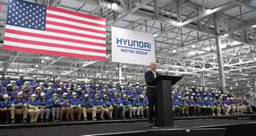 정의선 현대차그룹 회장이 지난 3월26일 미국 조지아주 엘라벨에 위치한 ‘현대자동차그룹 메타플랜트 아메리카(Hyundai Motor Group Metaplant America, HMGMA)’ 준공식에 참석해 환영사를 하고 있다. /사진=현대차그룹