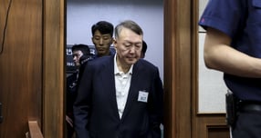 윤석열 전 대통령이 오는 20일 김건희특검팀(특별검사 민중기) 소환조사에 출석할 예정이다. 사진은 윤 전 대통령이 지난 9월26일 서울 서초구 서울중앙지방법원에서 열린 '특수공무 집행 방해, 직권남용 권리행사 방해 혐의' 첫 재판에 출석한 모습. /사진=뉴스1(공동취재)