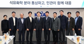 울산산단 재편안이 막판 조율을 이어가면서 정부가 요구한 석유화학 구조조정의 밑그림은 아직 완성되지 않았다. 사진은 여한구 산업통상부 통상교섭본부장이 9일 오후 서울 종로구 한국화학산업협회에서 열린 '석유화학 업계 통상현안 간담회에서 참석자들과 기념촬영 하고 있는 모습. /서진=산업통상자원부 제공