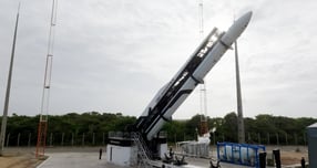 국내 우주 발사체 스타트업 이노스페이스의 독자 개발 발사체 '한빛-나노'의 발사가 중단됐다. 사진은 20일(한국시각) 오전 5시쯤 브라질 알칸타라 우주센터 발사장에서 기립을 완료하고 최종 기능을 점검 중이던 한빈-나노. /사진=이노스페이스