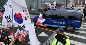 윤석열 전 대통령이 김건희 여사 관련 의혹을 수사중인 특별검사팀에 출석해 처음이자 마지막으로 조사에 임한다. 사진은 윤 전 대통령을 태운 호송차가 20일 김건희 특검 사무실이 있는 서울 종로구 KT광화문 웨스트 빌딩으로 들어서던 모습. /사진=뉴시스 