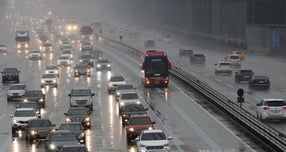 전국 곳곳에 20일 비가 내려 고속도로 통행량도 줄어들 전망이다. 사진은 경부고속도로 서울요금소. /사진=뉴시스