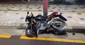 무면허로 오토바이를 탄 10대가 승용차와 충돌 사고가 병원으로 이송됐다. 사진은 사고 오토바이. /사진=제주도소방안전본부(뉴스1)