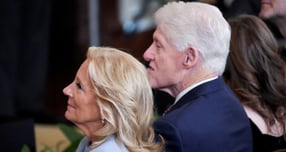 미국 법무부가 공개한 성범죄자 제프리 엡스타인 수사 기록 가운데 빌 클린턴 전 미국 대통령의 사진이 포함된 것으로 나타났다. 사진은 빌 클린턴(오른쪽) 전 미국 대통령 지난 1월4일(현지시각) 워싱턴 백악관에서 열린 '대통령 자유의 메달’ 수여식에 참석했던 모습. /사진=로이터