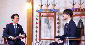 김민석(왼쪽) 국무총리가 프로게이머 페이커 이상혁 선수와 지난 18일 서울 종로구 국무총리 공관에서 인터뷰를 했다. /사진=국무총리실(뉴시스)