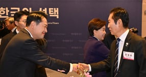 여야가 더불어민주당이 추진하는 '내란전담재판부' 설치를 놓고 맞섰다.  사진은 최근 서울 여의도 FKI플라자 그랜드볼룸에서 '격랑의 세계, 한국의 선택'을 주제로 열린  '2025 코라시아포럼'에 참석했던 장동혁(왼쪽) 국민의힘 대표와 정청래 민주당 대표. /사진=국회사진기자단