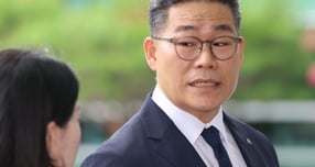 세관 마약밀수 연루 의혹을 수사 중인 서울동부지검 합동수사단이 백해룡 경정의 조기 파견 해제를 검토한다는 소식이 전해지자 백 경정이 즉각 반박했다. 사진은  백 경정이  임은정 동부지검장과 비공개 면담을 위해 지난 7월17일 서울 송파구 서울동부지방검찰청으로 들어가던 모습. /사진=뉴시스