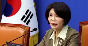 민주당이 오는 22일 국회 본회의에 상정할 예정이던 '허위조작정보 근절법'의 허위정보 유통금지 조항을 다시 손보기로 했다. 사진은 한정애 민주당 정책위의장이 지난 10월 서울 여의도 국회에서 주택시장안정화TF 명단발표 및 10·15대책에 대해 설명하던 모습. /사진=뉴시스