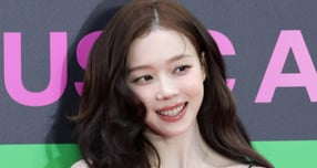 그룹 에스파가 '2025 MMA(Melon Music Awards·멜론뮤직어워드)'에서 '스테이지 오브 더 이어' 부문을 수상했다. 사진은 그룹 에스파 윈터가 20일 오후 서울 구로구 고척스카이돔에서 열린 2025 멜론뮤직어워드(MMA2025) 레드카펫을 밟는 모습. /사진=뉴시스