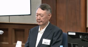 윤석열 전 대통령이 김건희 여사에 대한 각종 의혹을 수사하는 민중기 특별검사팀에 출석해 각종 의혹에 대한 조사를 받았다. 사진은 윤 전 대통령이 지난 9월26일 서울 서초구 서울중앙지방법원에서 열린 본인에 대한 '특수공무 집행 방해, 직권남용 권리행사 방해 혐의' 재판에 출석했던 모습. /사진=서울중앙지방법원 제공 영상 캡처(뉴시스)