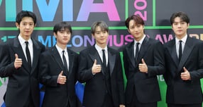 2년6개월 만의 컴백을 앞둔 그룹 엑소가 '2025 MMA' 무대에서 건재함을 증명했다. 사진은 그룹 엑소의 찬열(왼쪽부터)과 디오, 수호, 카이, 세훈이 20일 서울 구로구 고척스카이돔에서 열린 '2025 멜론뮤직어워드(MMA2025)' 레드카펫 행사에 참석해 포즈를 취하는 모습. /사진=뉴스