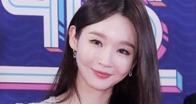 지난 2022년 12월29일 오후 서울 마포구 상암동 MBC사옥에서 진행된 '2022 MBC 방송연예대상' 레드카펫 행사에 참석해 포즈를 취하고 있는 강민경 가수./사진=스타뉴스