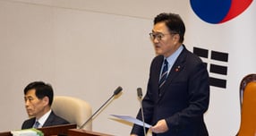 지난 14일 서울 여의도 국회에서 열린 제430회 국회(정기회) 제1차 본회의에서 경찰관 직무집행법 일부개정법률안이 재석 174인 중 찬성 174인으로 가결된 후 3박4일간의 무제한토론(필리버스터) 소회를 밝히고 있는 우원식 국회의장. /사진=뉴스