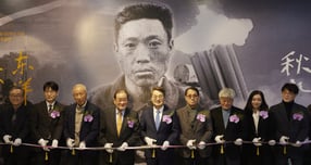 김동연 경기도지사가 지난 20일 경기도박물관 기증실에서 '동양지사, 안중근 - 통일이 독립이다'라는 주제로 열리는 특별전에서 주요 참석자들과 개막 테이프를 자르고 있다. /사진제공=경기도