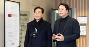 송언석 국민의힘 원내대표와 천하람 개혁신당 원내대표가 21일 서울 여의도의 한 식당에서 '통일교 특검법' 합의를 위한 오찬 회동을 마치고 브리핑하고 있다. / 사진=뉴스1 이승배 기자