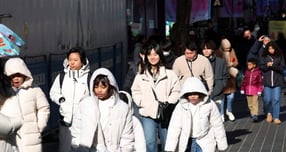 지난 21일 서울 명동에서 외국인 관광객들이 추운 날씨속에서 연말을 보내고 있다.  /사진=뉴스