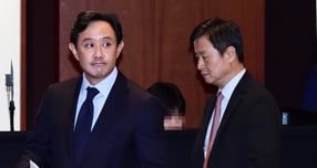 지난해 10월 2일 서울 용산구 소월로 그랜드 하얏트에서 열린 고려아연 긴급 기자회견에 참석한 최윤범 고려아연 회장(왼쪽).  /사진=머니S