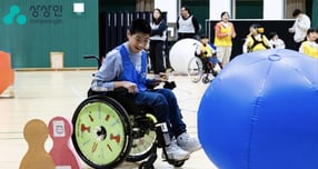 프로젝트에 참여한 한 청소년이 지난 20일 성남 분당구 야탑유스센터에서 열린 '휠체어 운동 페스티벌'에서 공 굴리기 프로그램에 참여하고 있다./사진=상상인그룹