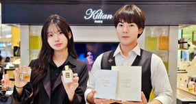 킬리안 파리의 관계자가 제품을 홍보하고 있다./사진=신세계센텀시티