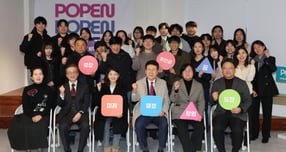 이강덕 포항시장(오른쪽에서 세번째)이 19일 북구 상원동 중앙상가에서 빈건축물을 리모델링해 조성한 청년창업거점 ‘popen(pohang open space)’ 개소식에 참석해 참여자들과 기념촬영을 하고 있다./사진제공=포항시