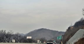 당시 A씨가 촬영한 음주운전 의심 차량. 하지만 경찰은 해당 차량이 음주운전이 아닌 피로에 따른 졸엄운전 차량으로 결론 짓고, 사건을 종결했다./사진제공=제보자 A씨 