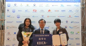 지난 19일 서울 한국광고문화회관에서 진행된 ‘2025년 공공데이터 품질인증 수여식’에서 김동호 코이카 경영전략본부 이사(가운데)를 비롯한 관계자들이 인증서를 수여받고 기념사진을 촬영하고 있다. /사진=코이카